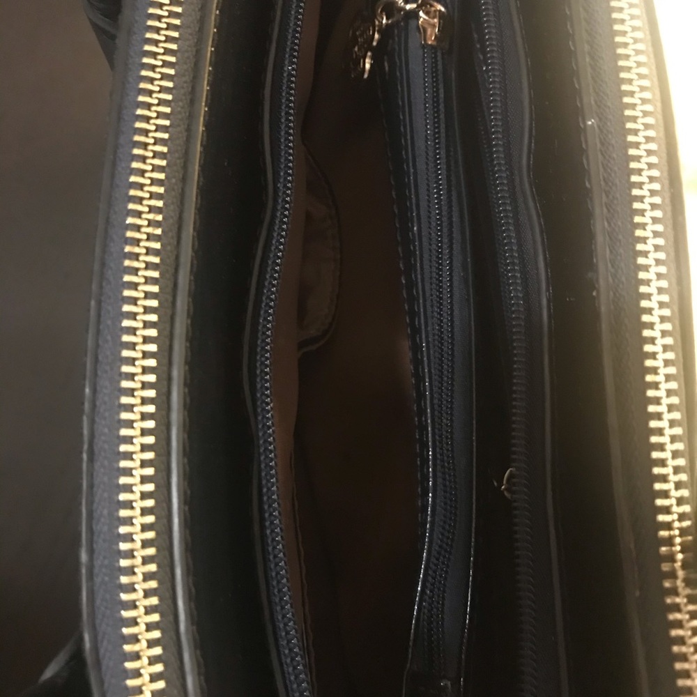 Like new Navy handbag 👜 - Picture 7 of 15